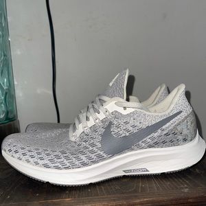 Nike women’s tennis shoes. Size 8!